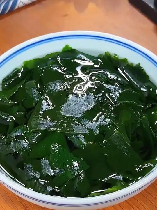 鸡蛋汤放点裙带菜即鲜美又营养 鸡蛋汤放点裙带菜即鲜美又营养 做法简单 裙带菜 鸡蛋 鸡蛋汤