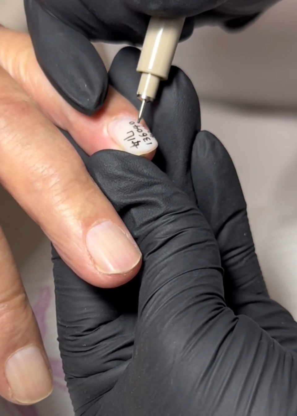 女生为八旬姥爷做美甲写上联系电话:防止他独自出门发生意外