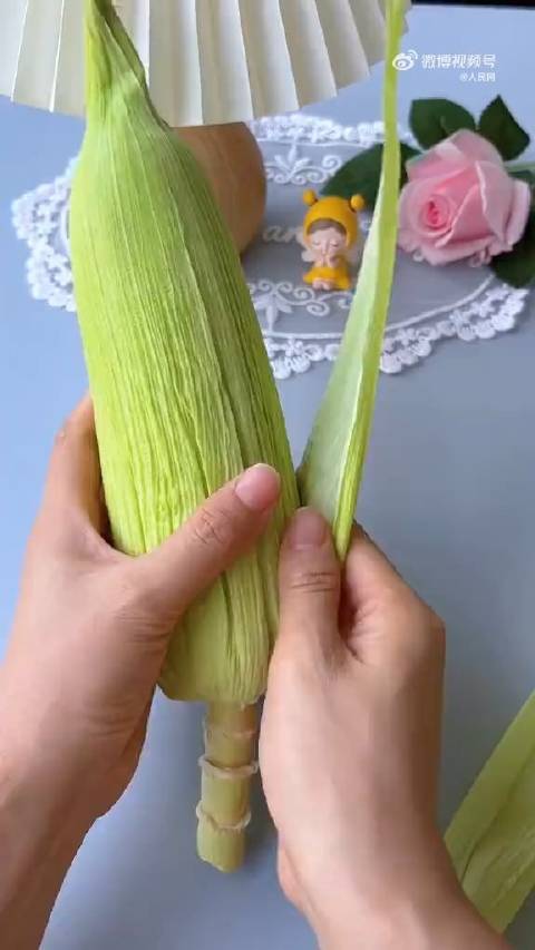 「收藏!用玉米皮做可爱小金鱼」零基础手工课剥下来的玉米皮不要扔,教你做一只可爱的小金鱼!简