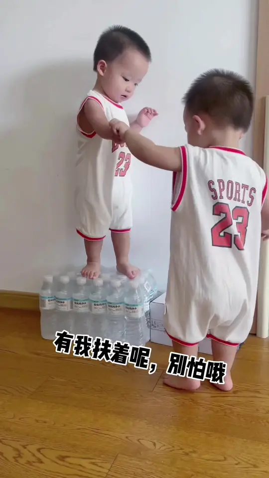 双胞胎萌娃胖团和胖圆日常，超感人！