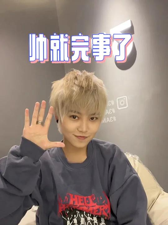 短发发色,短发发型,奶茶色,狼尾头发型