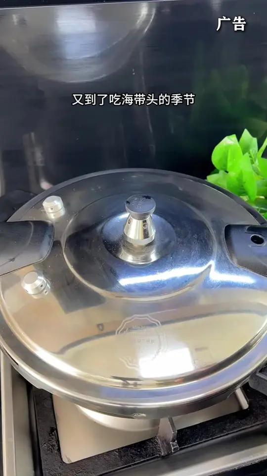 夏天给孩子多喝排骨海带汤,清甜鲜美,营养又全面,做法还简单。排骨海带z