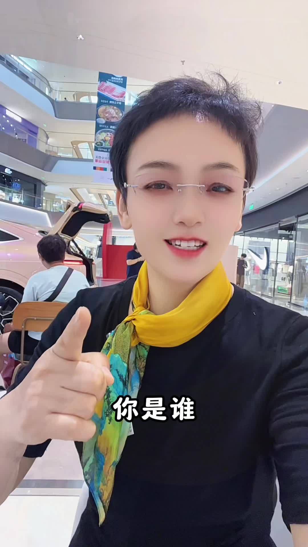 其实你并不了解我,我可以喝奶茶,也可以喝烈酒。我可以穿高跟鞋,也可以穿平底鞋。我可以很强势