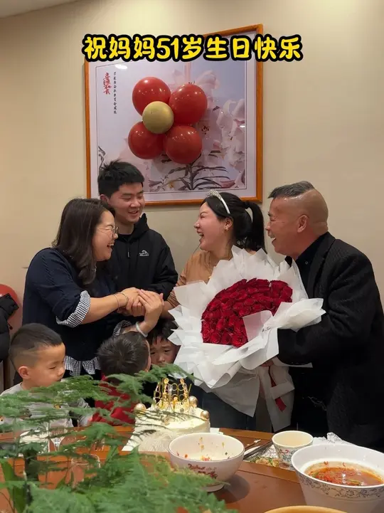 今天是妈妈51岁的生日,老公负责摄影,我和弟弟负责给老妈献上蛋糕和鲜花,祝我的妈妈生日快乐
