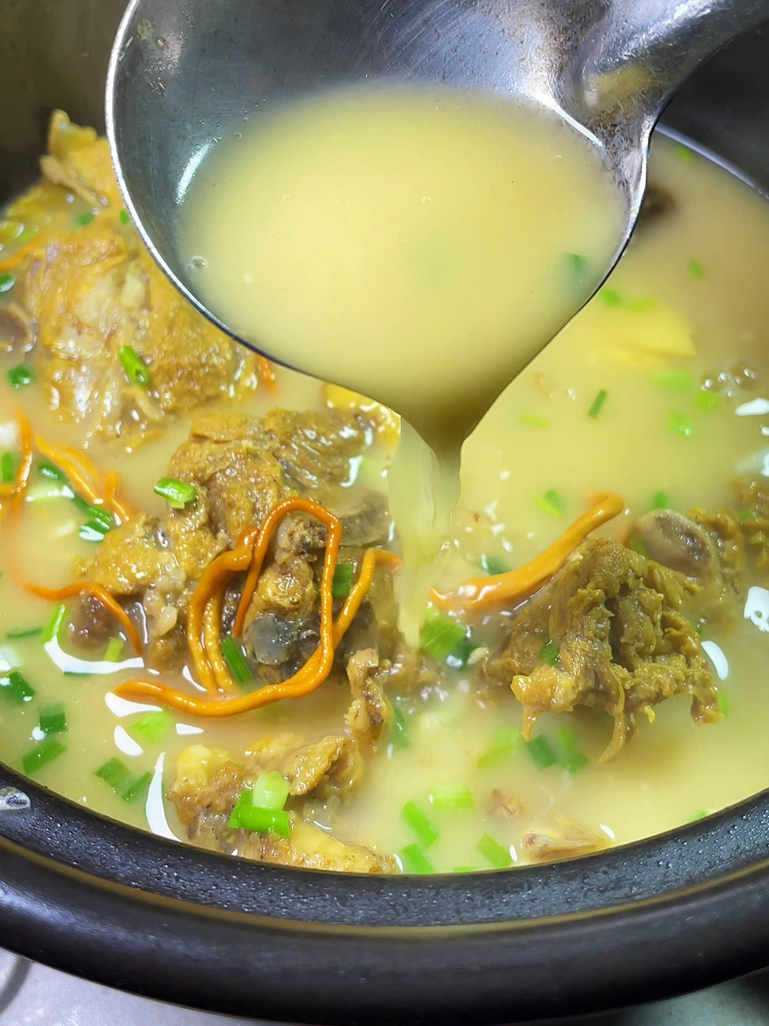 黑鱼排骨汤|汤汁奶白浓稠,味道鲜美