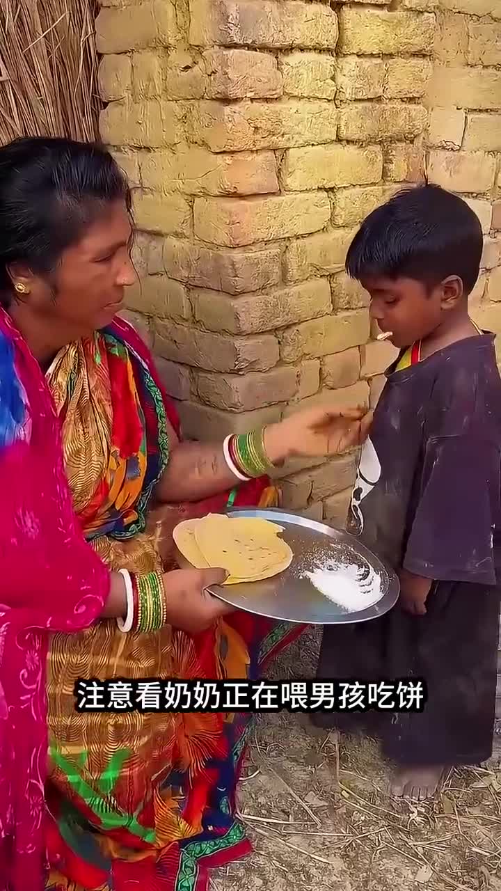 奶奶和男孩一起品尝蛋糕 趣味解说