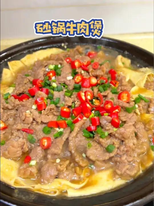 小学生放假在家,妈妈安排一锅砂锅牛肉煲,牛肉滑嫩入味,又香又下饭,小学生儿子吃得很满足～午