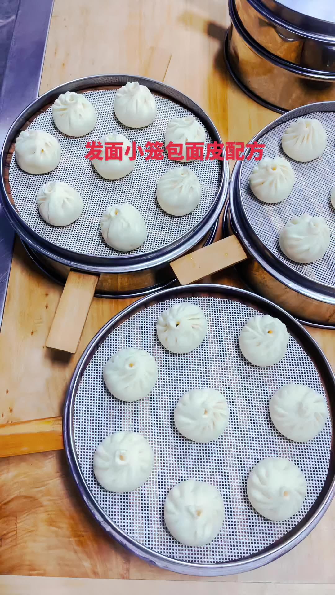 牛肉发面小笼包配方:面粉500克,老面80克,白糖5克,酵母4克,碱面适量,温水265克 