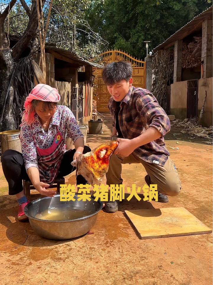 学会这个酸菜猪脚火锅,让你这个冬天多一点温暖