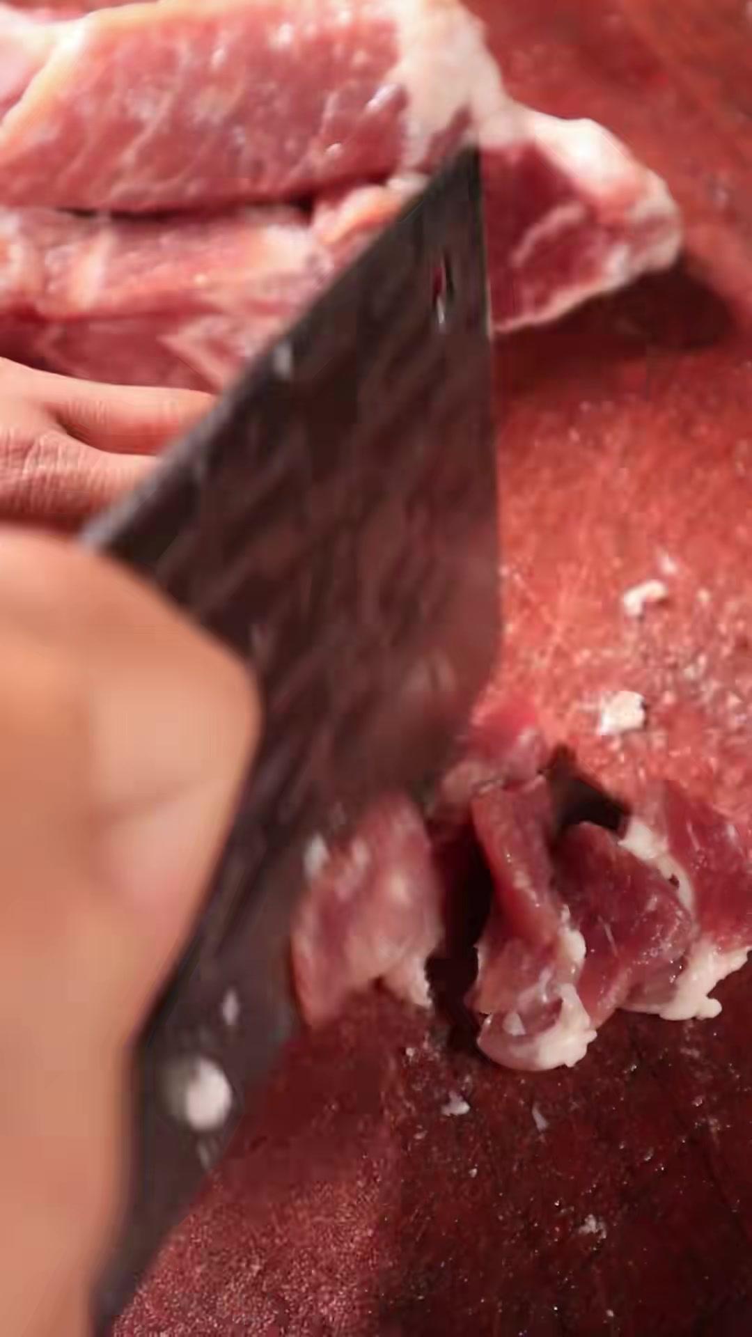 天气渐凉，就来一碗热乎的酥肉煮小白菜吧~（视频来源：@You铄）