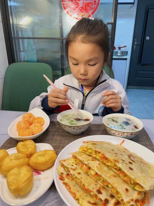 小学生早餐,菜煎饼、皮蛋瘦肉粥