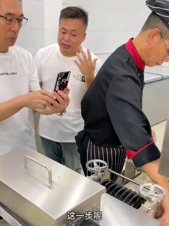 做油条也不用手工了!机器来了 厂家实拍 食品机械设备 生产线 食品加工 油条机