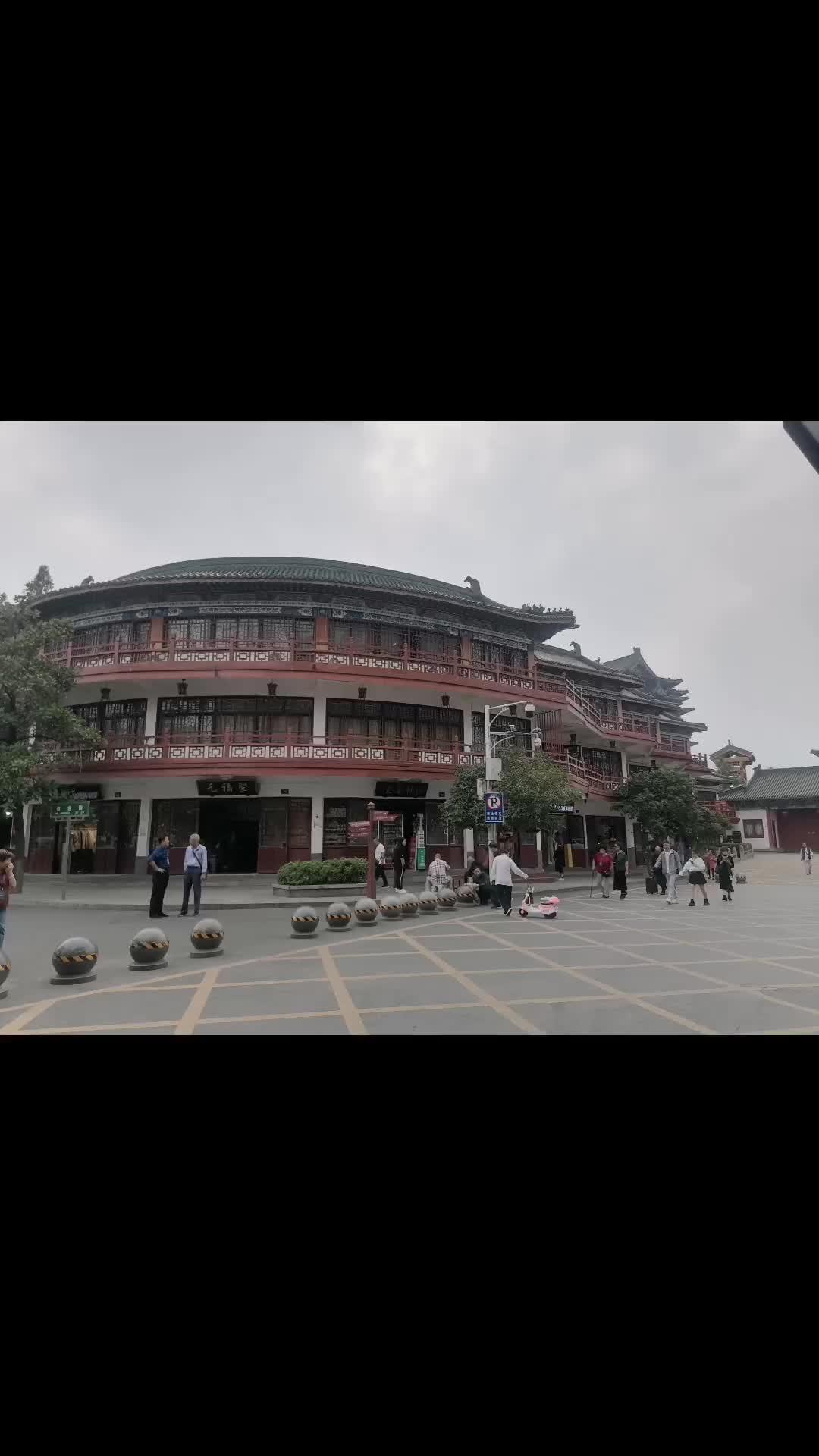 感觉舒城的慈母宫确实算宏伟的建筑——如果再把三拐塘菜市场改造成商业广场的话在合肥周边也是大