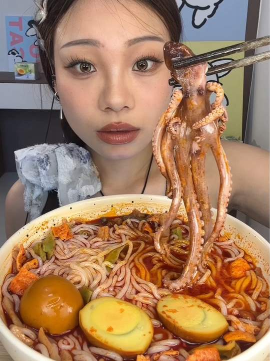 谁能拒绝爆辣螺蛳粉!章鱼卤蛋贡菜,超满足!