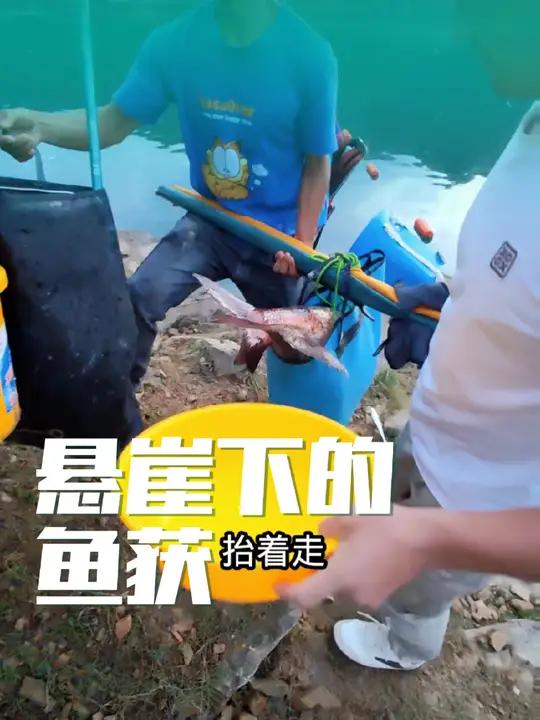 有幸和这位本地钓友一起钓鱼,他下午三点多来的,坐我旁边,晚上聊着他说钓到晚上十二点收,当我