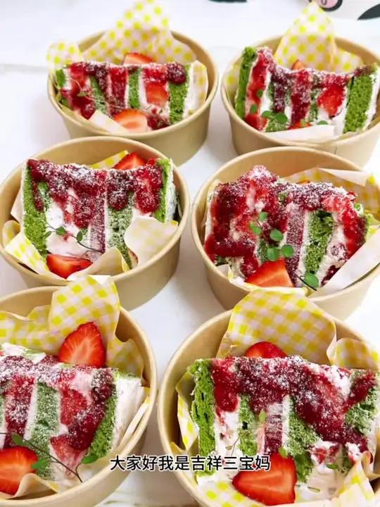 抹茶和草莓的神仙组合，谁能拒绝啊！层层叠叠的抹茶蛋糕胚，夹着清甜奶油和草莓果肉，浇上酸甜草