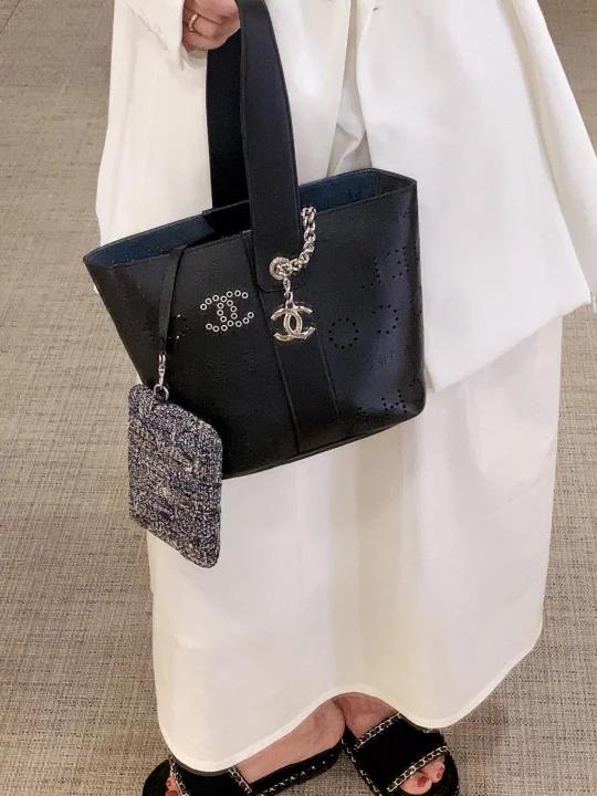 Chanel也有菜篮子啦镂空字母水桶包