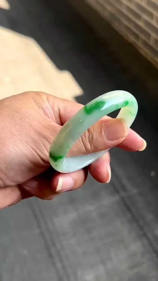 这辣绿乌鸡起货是不是大涨 就刚刚发的那一首辣绿乌鸡的同料起货 色辣 底子还白润 你说 这如