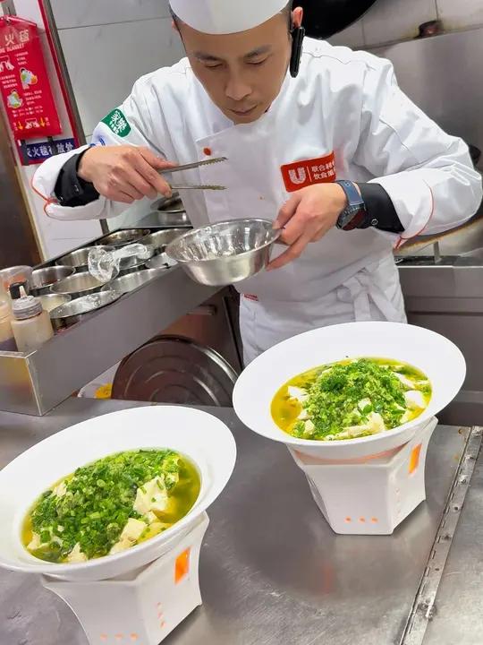 豉油台州嫩香豆腐 台州豆腐500克,手掰均匀大小块,锅内清汤加入鸡汁、盐、胡椒、开锅豆腐下