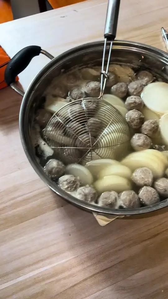 广东人吃牛肉火锅真的很省事,牛肉丸一斤,白萝卜一个,牛肉三斤 广东人吃牛肉火锅真的很省事,