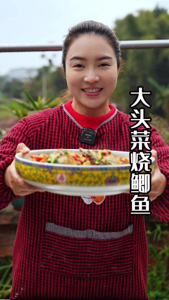 我们四川人很爱吃的大头菜用来烧鲫鱼,真的不要太香了,鲫鱼香酥又入味,包裹着大头菜的汤汁,随