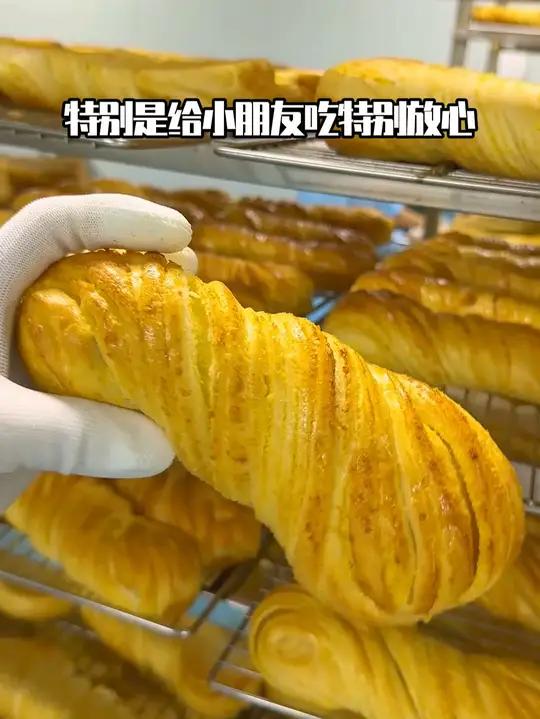 小时候小卖部就可以买到的椰蓉卷面包,现在不仅分量升级了而且还很便宜,用料真的很丰富,吃起来