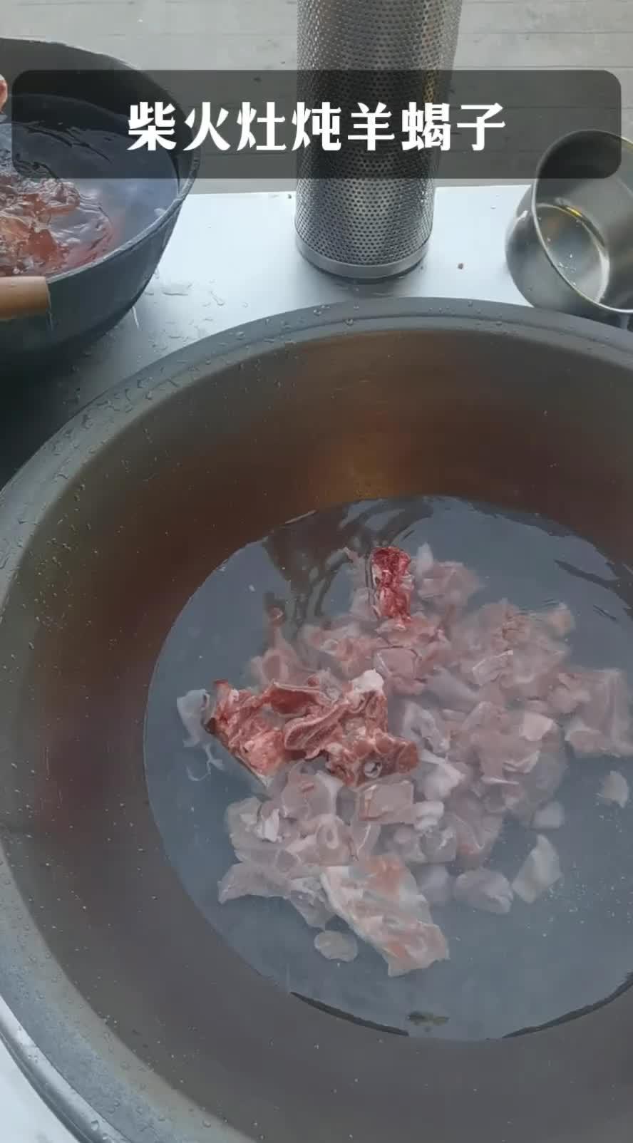 人间烟火 铁锅炖 吃肉我们不将就 天冷了吃点啥 天寒地冻,就适合来点羊肉,柴火灶炖羊蝎子,