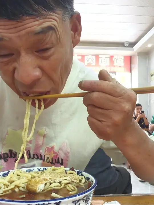 今天吃个大肉面 很好吃