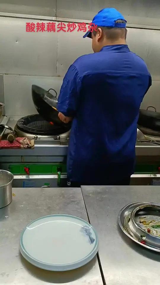 贵人,不一定是最好的朋友,也不一定是朝夕相处的家人,而是具有正能量的人。他给你一个全新的讯