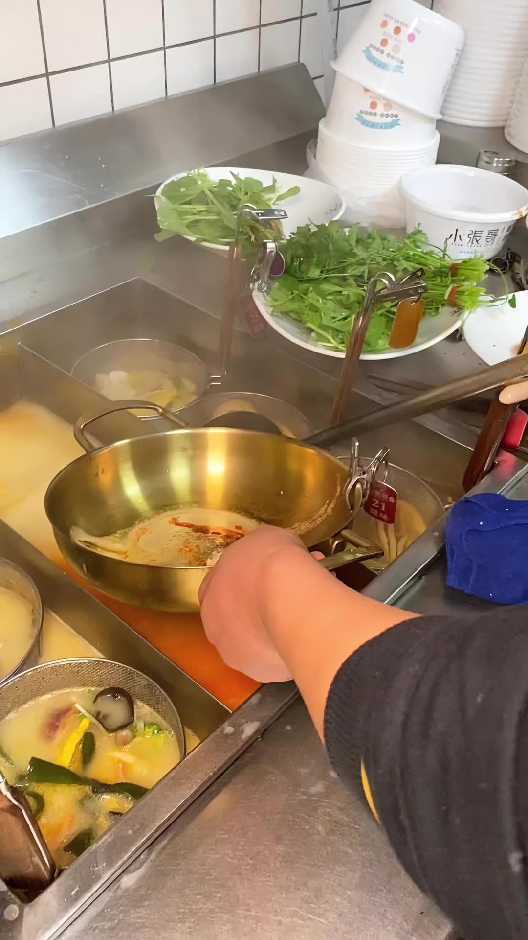 花了点小钱开了这家麻辣烫店,一天能卖8、9千,收入还算可以的 小张哥麻辣烫 麻辣烫技术 开