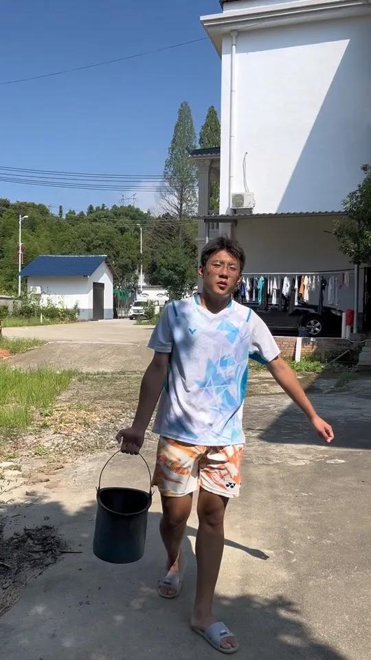 臭小子回老家忙得很，每天早上固定的去一里远的地方提潲水，照顾鸡宝鸭宝，然后就是忙着打纸箱，