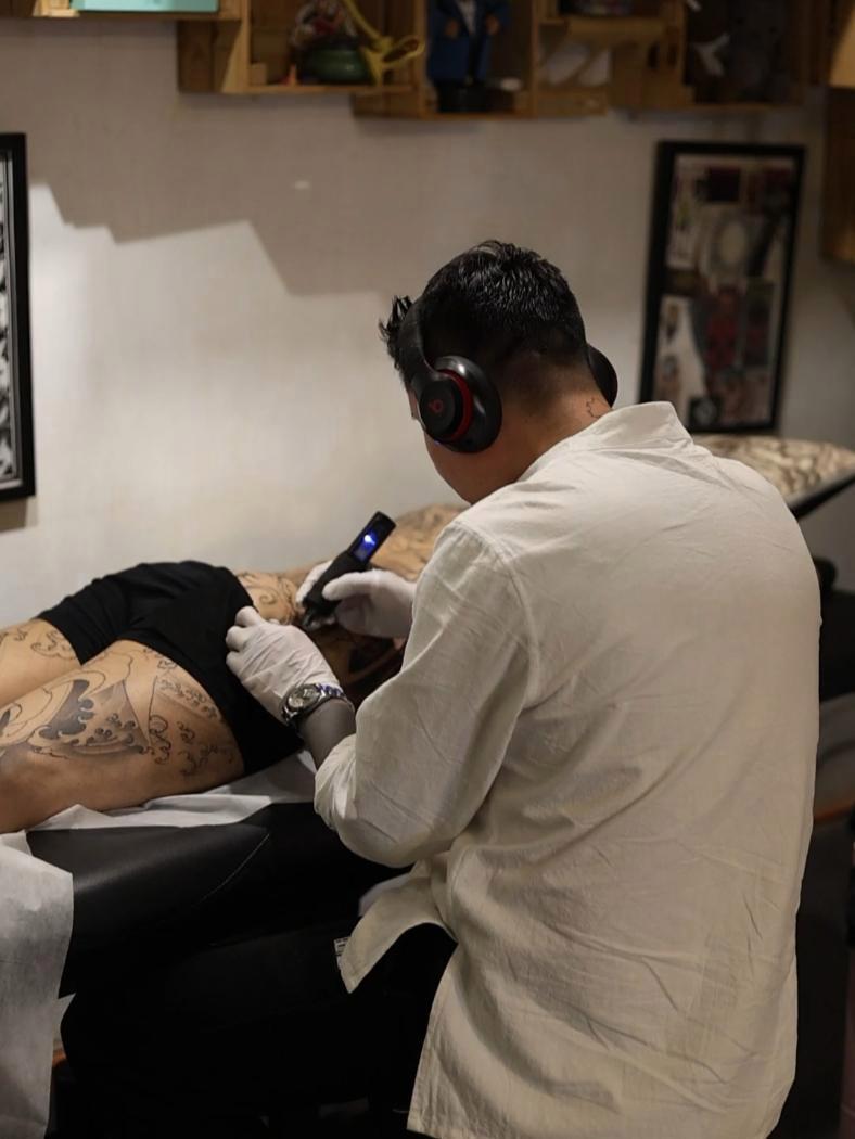 雷势疯人院 海东纹身日常 满背鱼 tattoo 纹身师日常