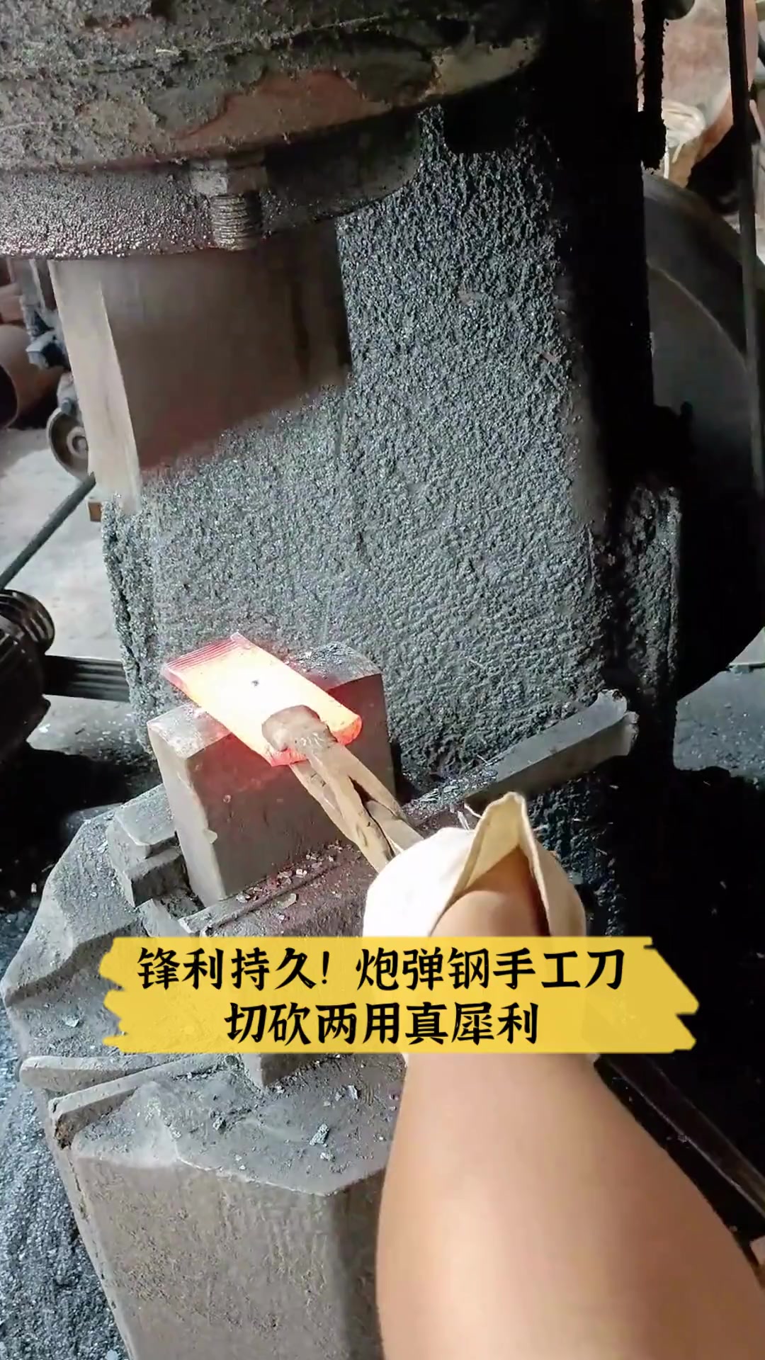 锋利持久!炮弹钢手工刀,切砍两用真犀利