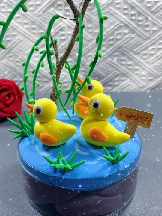 和孩子一起用黏土做池塘里可爱的小黄鸭吧