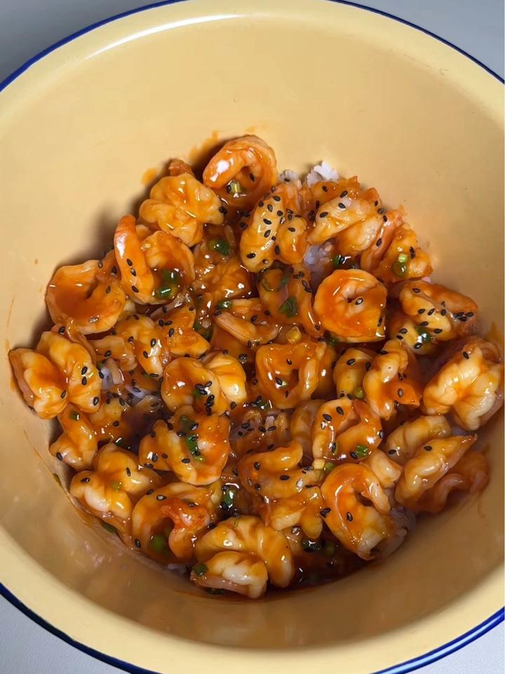 因为她喜欢吃虾,所以我给她做番茄糖醋虾球拌饭吃