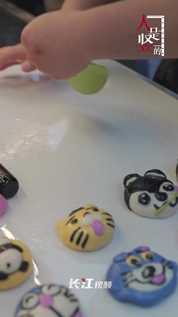 人是竖的|90后夫妻摆摊卖卤肉卷,一年营收近百万,把日子过得像酱汁一样有滋有味