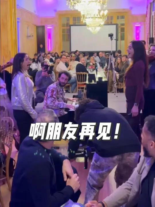 当你在巴黎餐厅演奏《啊朋友再见》会发生什么 钢琴家:Julien,小提琴:Phonix,翻