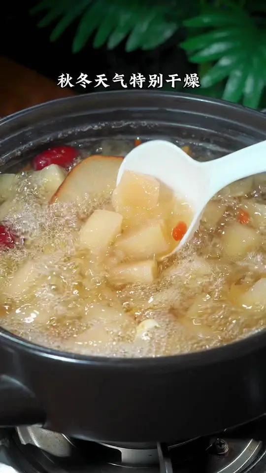 秋冬天干燥嗓子很容易不舒服,经常喝小吊梨汤,真的很舒服!果肉软糯嫩嫩的,清甜的汤水一口下去