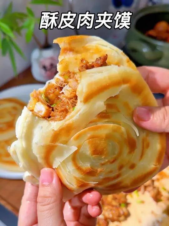 一口酥皮一口肉 周末宅家的早午饭，酥皮肉夹馍配小米粥