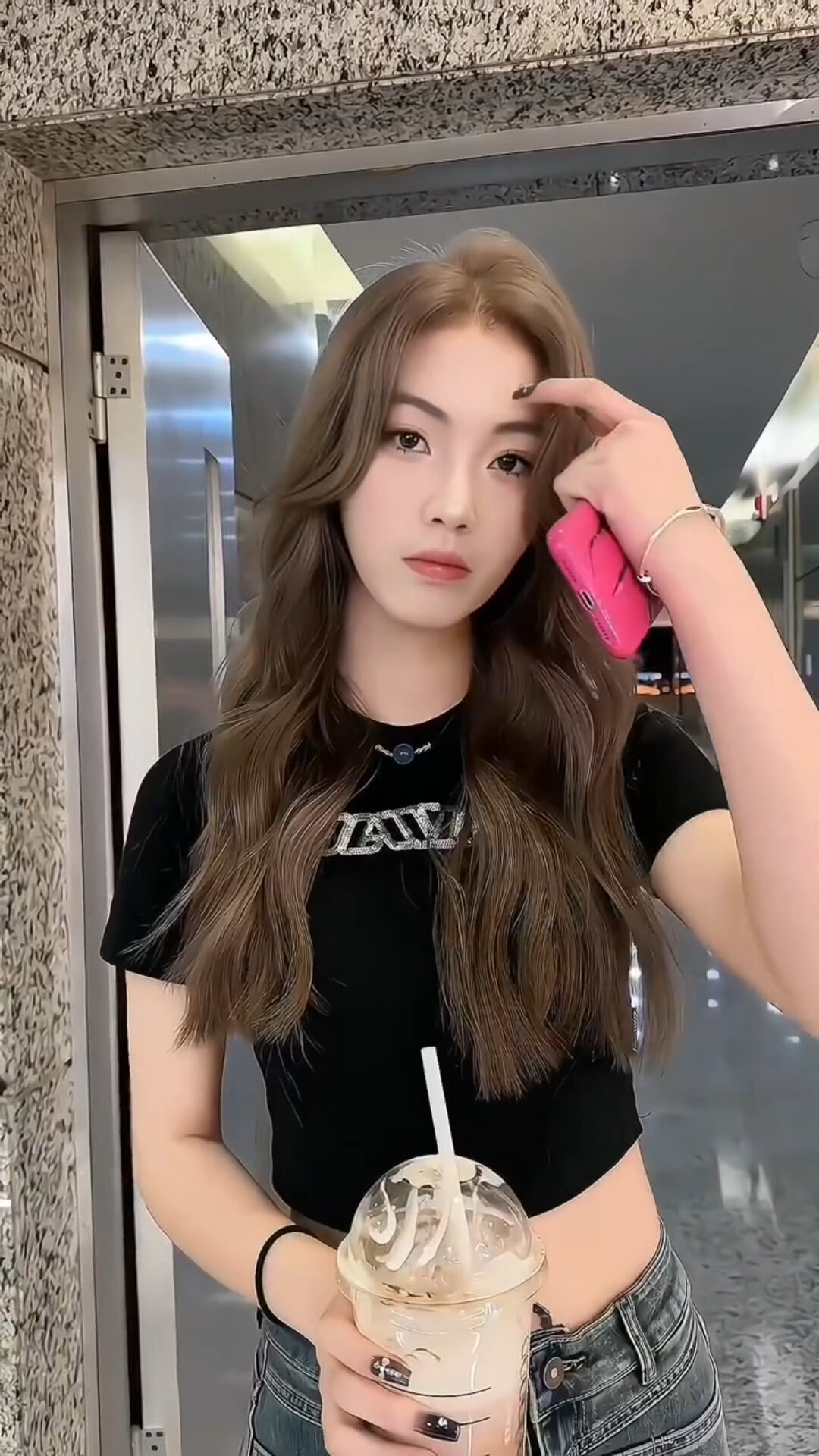 奶茶灰棕色最显白发色之一