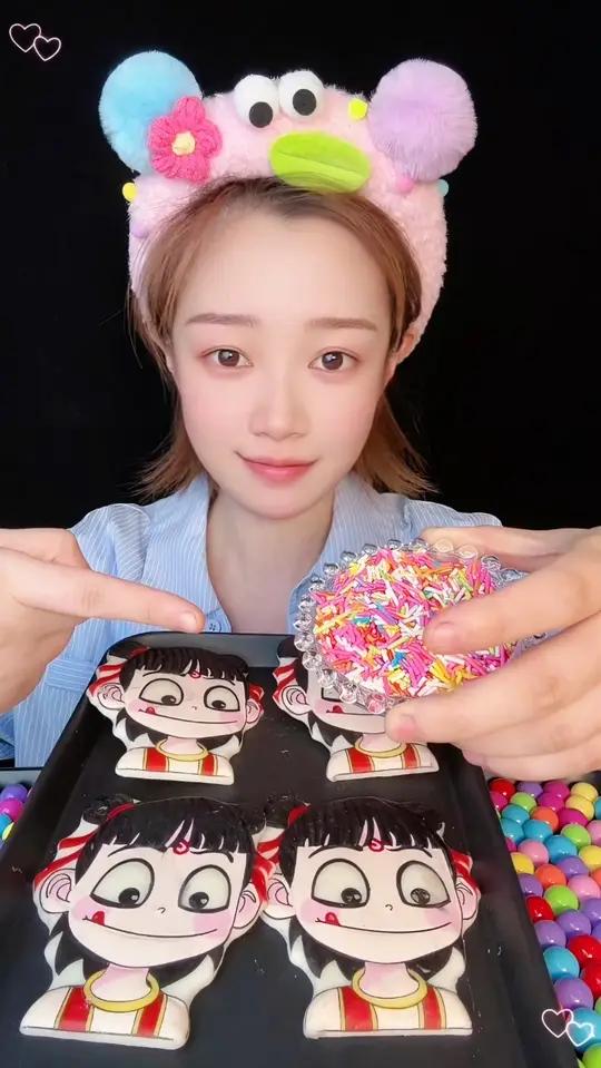 哪吒巧克力搭配彩针糖和奶油吃