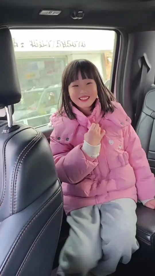 世界很大，幸福很小。鲜花配美人，蛋糕庆生辰。祝孩子妈妈生日快乐，你是家里最美的风景！