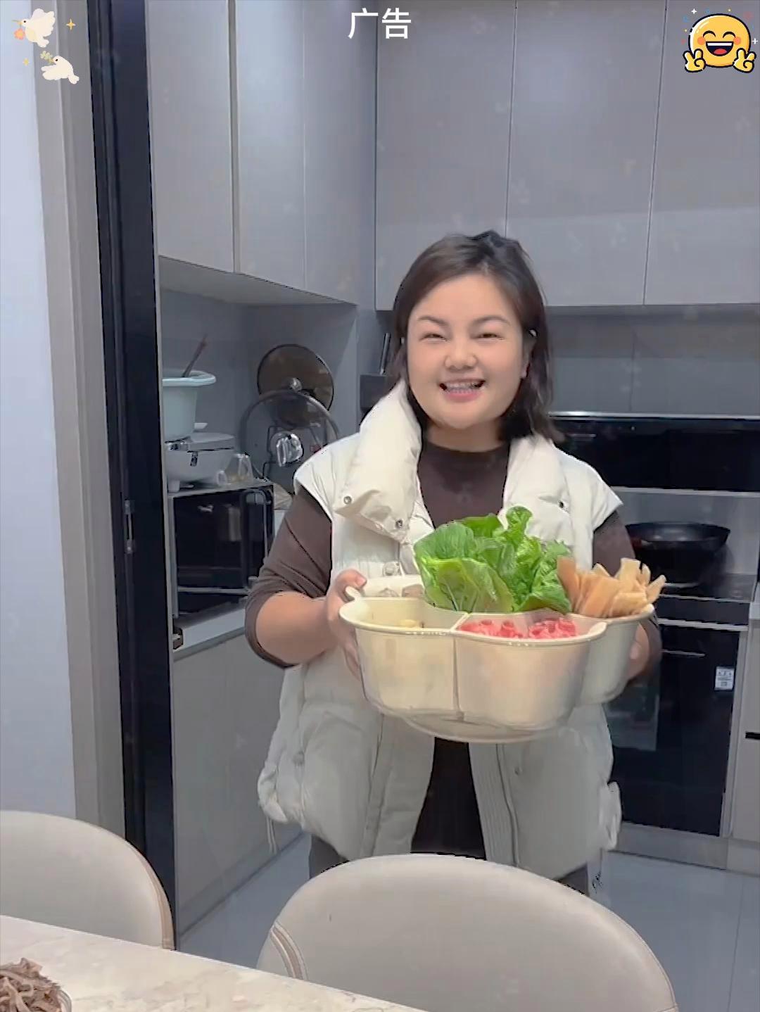 在家吃火锅有这一个旋转盘就够用了很省桌面空间,特别实用 火锅备菜盘 火锅拼盘 火锅菜摆盘家