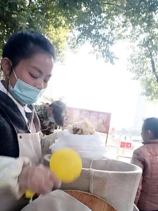 2.热气腾腾的饭团,是平凡日子里的小治愈。#张记饭团街道美食同城-#红薯糯米饭摆摊日常记录