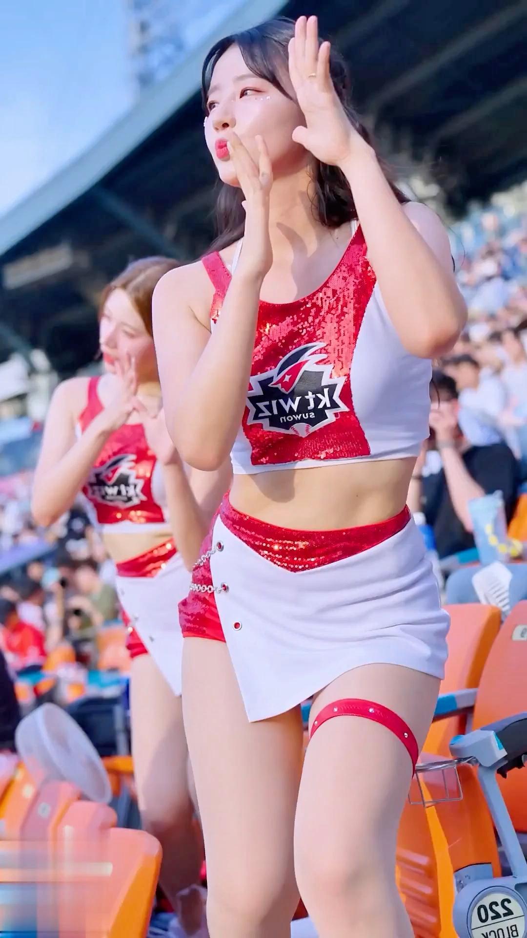 韩国拉拉队美女小姐姐这一身衣服太好看了!