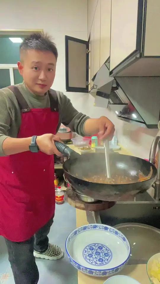 农村干锅野生杂鱼 宝宝们,开饭啦,农村干锅野生杂鱼 烟火气满满的乡村美食美食制作分享会做饭