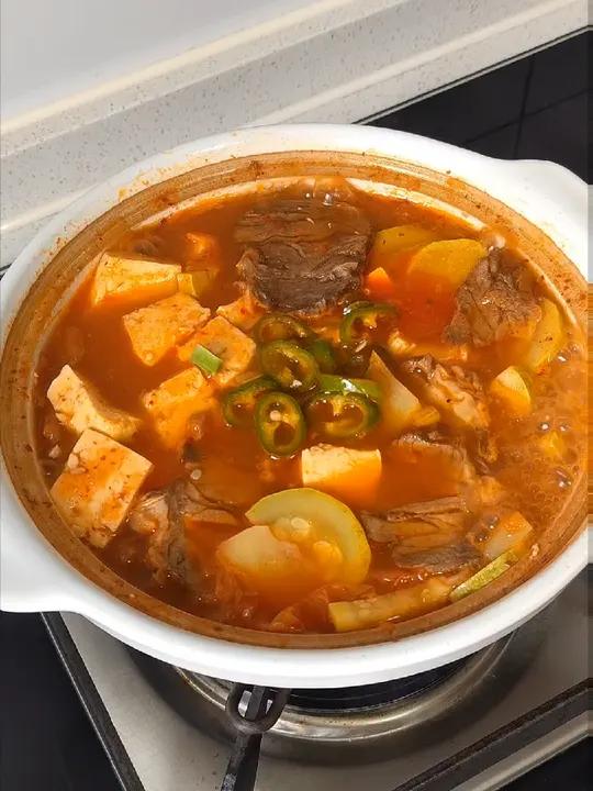 没胃口的时候就做上这么一锅,酸辣开胃,保管你吃的连汤都不剩 辣白菜豆腐汤 辣白菜 酸辣开胃