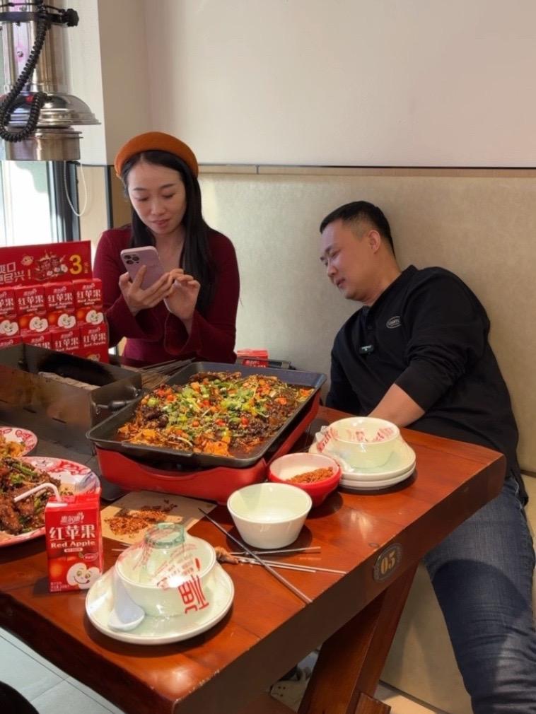 吃烤串烤鱼和惠尔康红苹果更配 #舌尖上的味道 #为城市美食打call #鲅鱼圈美食#红苹果