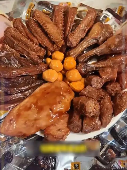 追剧嘴馋就来上两包老卤鸭翅根又好吃又过瘾,还是三只松鼠大品牌的吃着就很放心!卤肉熟食零食推