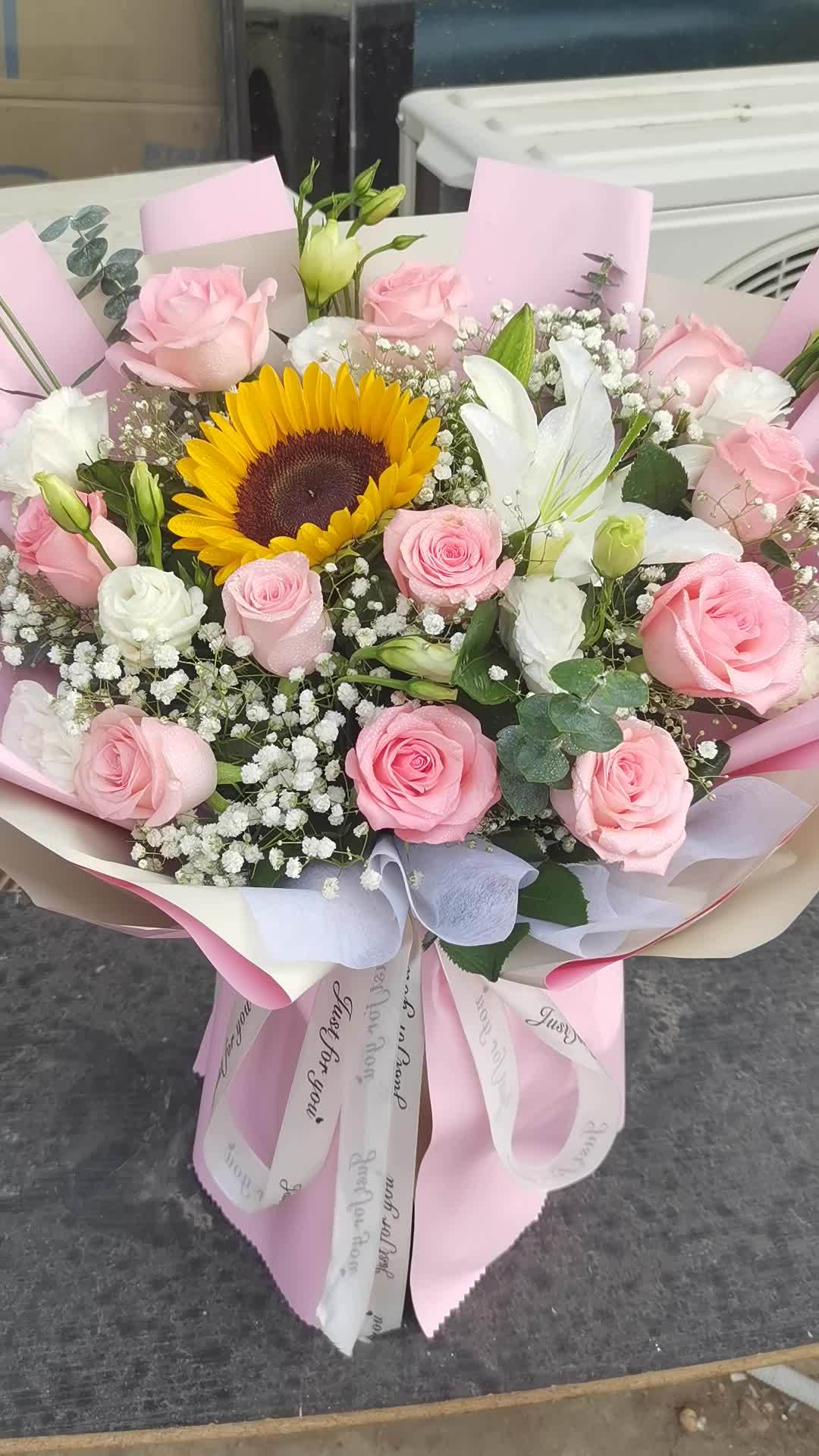 11支粉玫瑰搭配向日葵百合混搭花束 白沙镇花店 中牟花店 郑东新区花店 同城免费配送 郑州